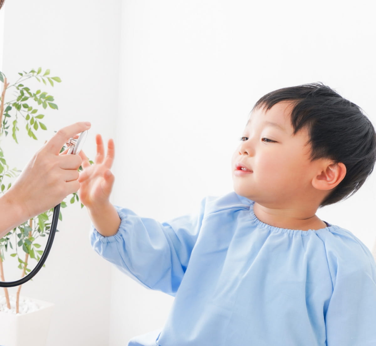 診察を受ける子ども