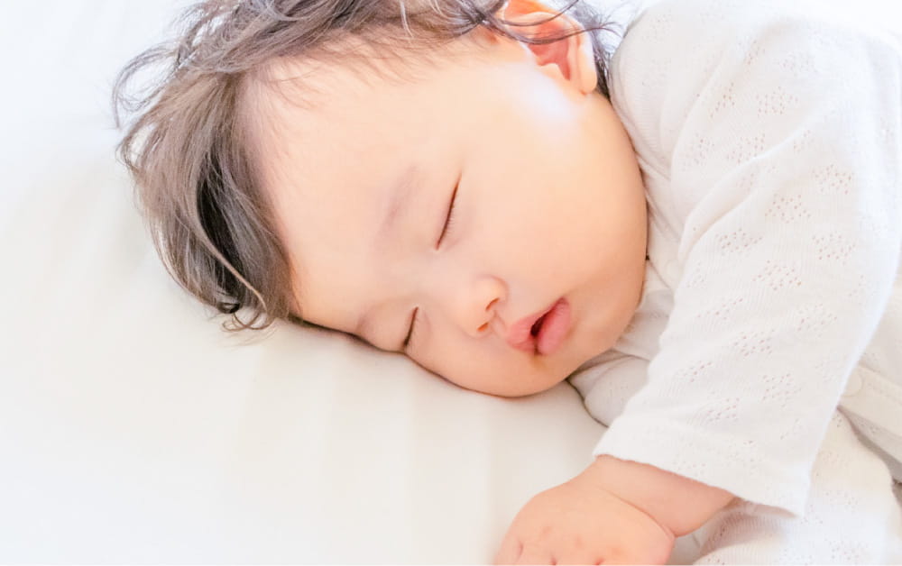 眠る赤ちゃん
